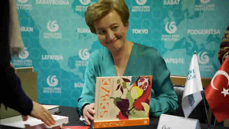 Ödüllü yazar Özlem Warren’in yeni yemek kitabı “SEBZE” tanıtıldı