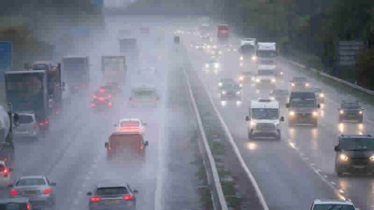 Birleşik Krallık genelinde şiddetli yağmur nedeniyle sel ve seyahatlerde aksama bekleniyor