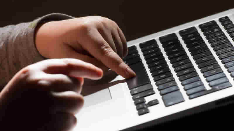 İngiltere, sosyal medya şirketlerine “çocuk güvenliği” için yeni kurallar getiriyor