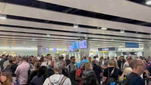 Heathrow ve İngiltere’deki diğer havalimanlarındaki e-kapılar tekrar aktifleştirildi