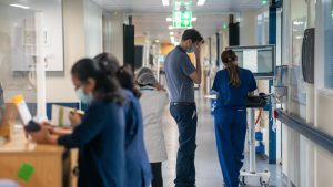 NHS’teki açığa rağmen yeni doktorlar iş bulamıyor