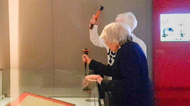 Londra’da 80’li yaşlardaki iki iklim aktivisti tarihi Magna Carta’yı hedef aldı