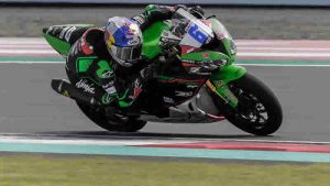 Milli Motosikletçi Can Öncü, Britanya’da podyuma çıktı