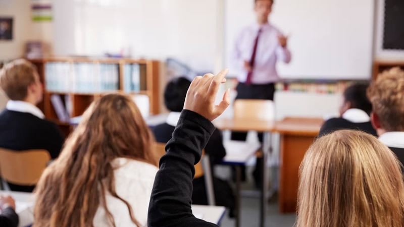 İngiltere, inanç okullarında yüzde 50 kabul kuralını kaldırdı