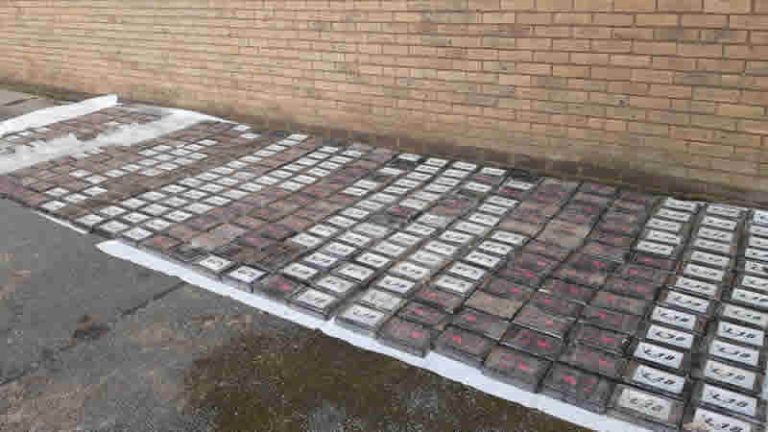 İngiltere’de bir otoparktaki minibüste 40 milyon pound değerinde kokain ele geçirildi