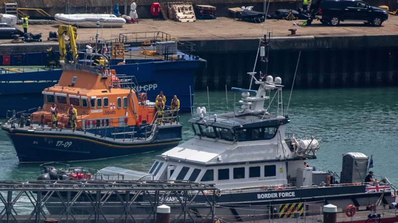 Manş Denizi’ni Geçmeye Çalışan Göçmenlerin Botu Alabora Oldu