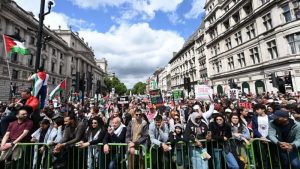 Londra’da Binlerce Kişi Gazze İçin Ateşkes Çağrısı Yaptı