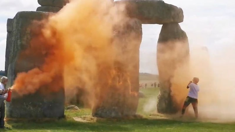 İngiltere’de Çevreci Aktivistlerden Stonehenge’e Turuncu Boya Eylemi