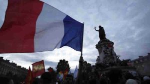 The Guardian: İngiltere Birden İstikrar Sembolü Oldu Fransa İse Çalkantı İçinde