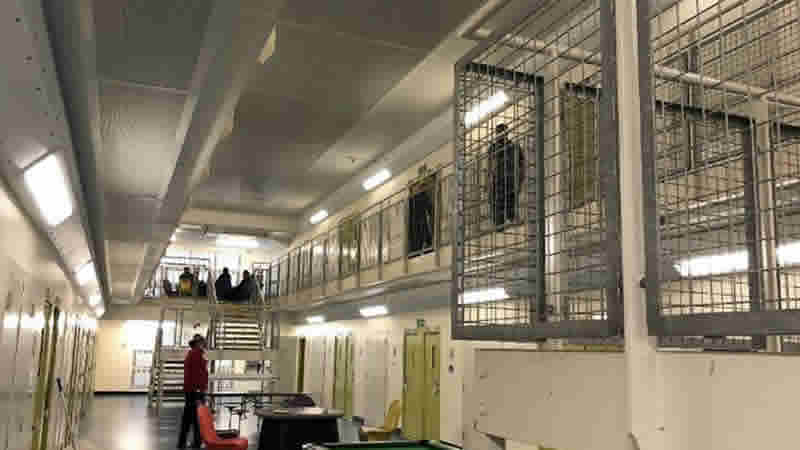 İngiltere’deki Göçmen Gönderme Merkezi Şok Edici Koşullarla Karşı Karşıya!