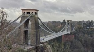 Bristol’da Bavullarda Cesetler Bulundu: Şüpheli Aranıyor