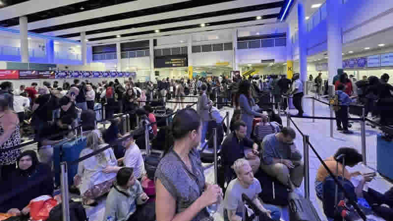 Küresel Kesinti Sonrasında İngiltere’deki Havaalanları ve Trenlerde Kaos