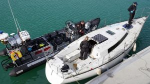 Manş Denizi’nde Göçmen Geçişi Sürüyor: Bu Kez Bir Yata El Konuldu