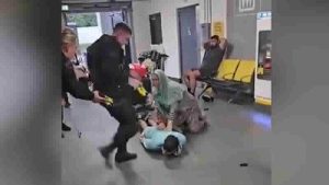 Manchester Havalimanı’ndaki Yerde Yatan Kişiyi Tekmeleyen Polis Görevden Uzaklaştırıldı