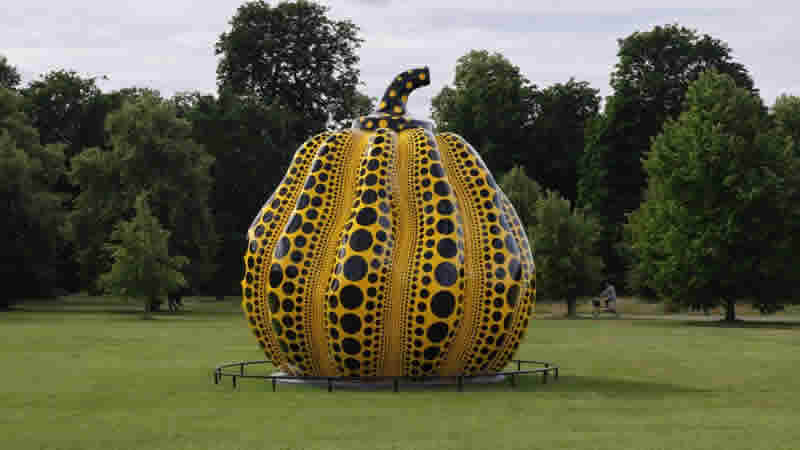 Yayoi Kusama’nın Dev Bronz Heykeli “Pumpkin” Londra’da Sergileniyor