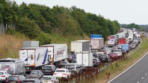 İngiltere’de Hafta Sonu Yoğun Trafik ve Gecikmeler Bekleniyor