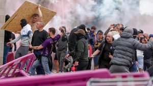 İngiltere’de Aşırı Sağcılar Sığınmacı Otelini Ateşe Vermeye Çalıştı