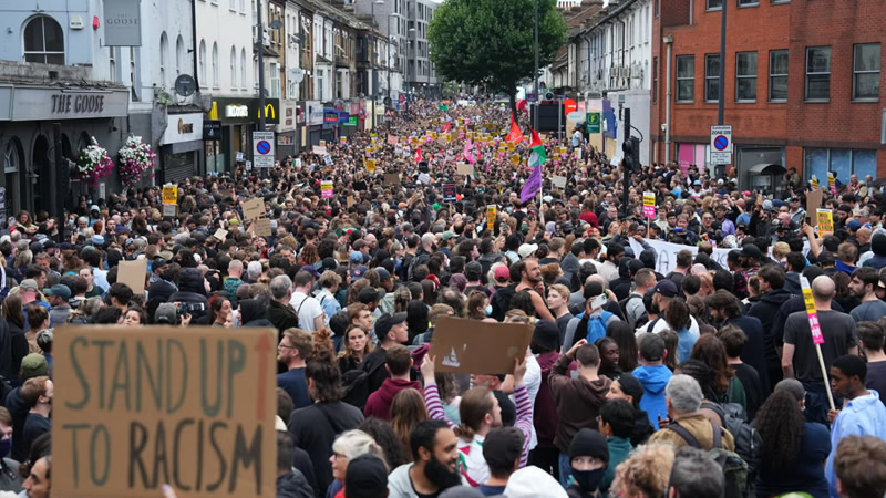 Anket: İngiltere’de 4 Kişiden Üçü Aşırı Sağın Yükselişinden Endişeli