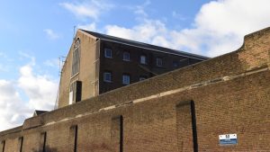 İngiltere ve Galler’de Yüzlerce Mahkum Elektronik Etiket Olmadan Erken Tahliye Edildi