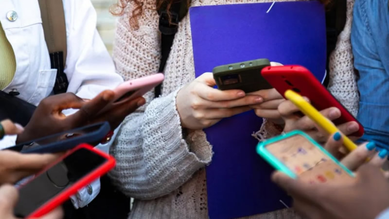 İngiltere’de 42 Devlet Okulunda Telefon Kullanımı Yasaklanıyor