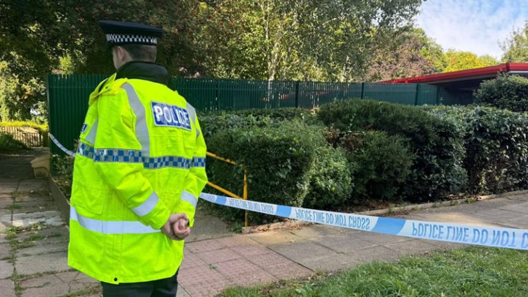 Luton’da 3 Kişinin Ölümü Üzerine 18 Yaşındaki Bir Genç Tutuklandı