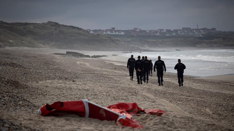 Tekne Faciası: İngiltere’ye Geçmeye Çalışan Çok Sayıda Göçmen Hayatını Kaybetti