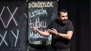 Emre Karayel’in Tek Kişilik Komedi Oyunu ‘Erkek Aklı’ Londra’da