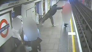 Yolcuyu Metro Raylarına İten Evsiz Adam Ömür Boyu Hapis Cezasına Çarptırıldı