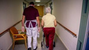 İngiltere’de Erkek Bakım Çalışanlarının Sayısı Rekor Seviyeye Ulaştı