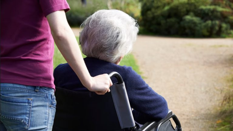 Bakıcıların Kazanç Sınırı Haftada 45 Sterlin Artacak