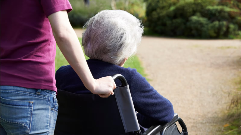 Bakıcıların Kazanç Sınırı Haftada 45 Sterlin Artacak