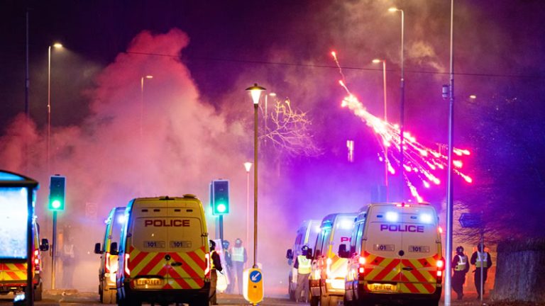 Gençlerin Saldırıları ve Havai Fişek Kargaşasına Polis Müdahalesi