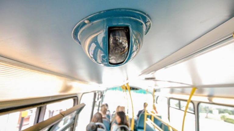 Londra’da Kadınların Güvenliği İçin Otobüs Duraklarına Kamera Yerleştiriliyor