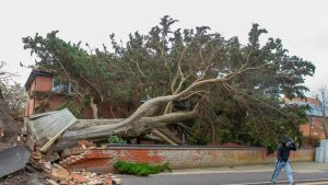 Darragh Fırtınası Nedeniyle İki Kişi Hayatını Kaybetti