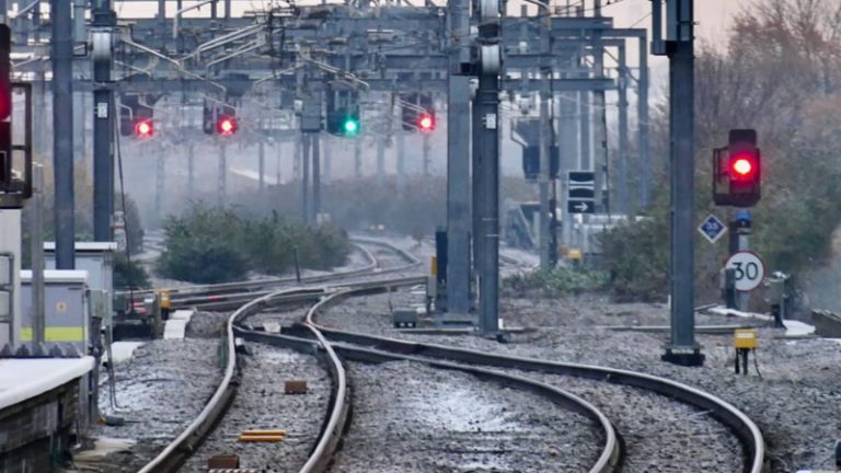 İngiltere Tren Yolcuları Rekor Sayıda İptalle Karşı Karşıya