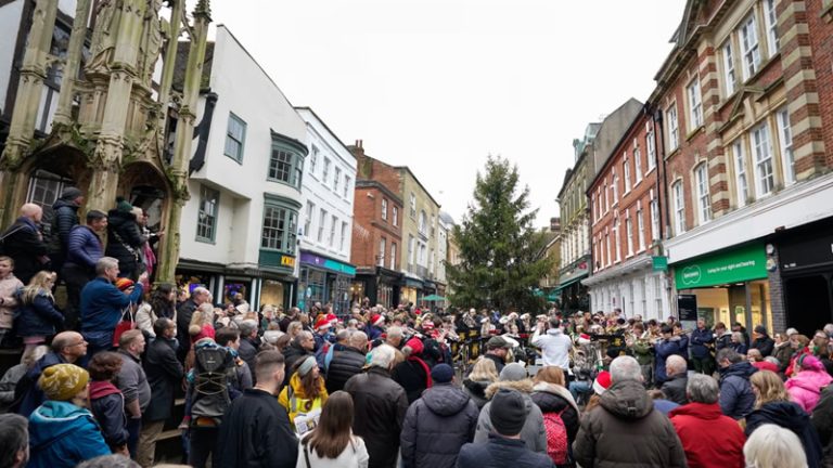 Noel Arifesi Alışverişi İngiltere’de Perakendecilere Can Suyu Oldu
