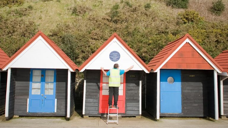 Bournemouth’un Simgelerinden Olan Plaj Kulübelerinin Yıkım Kararı Tepki Çekti