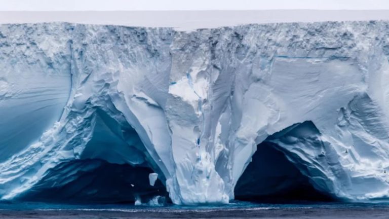 Dünyanın En Büyük Buzdağı İngiltere’ye Doğru İlerliyor