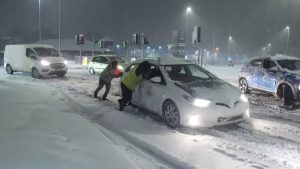 İngiltere’de Yoğun Kar Yağışı Nedeniyle Uçuşlar Ertelendi