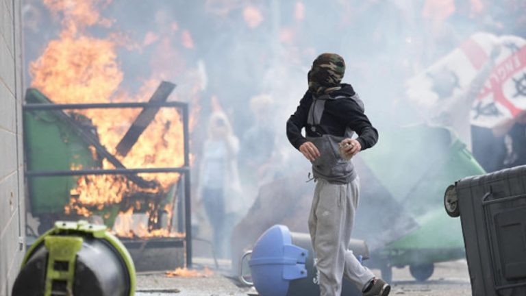 İngiltere’de Aşırı Sağcı Olaylara Katılan 147 Çocuk Gözaltına Alındı