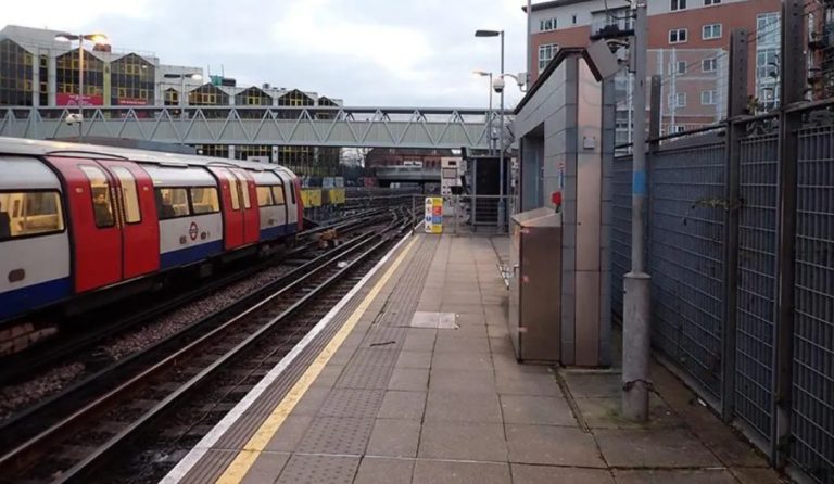 Stratford Metro İstasyonu’nda Feci Kaza: Yaşlı Adam Dört Ayrı Trenin Altında Kaldı
