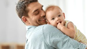 İngiltere Hükümeti Babalık İzni Süresini Artırmayı Planlıyor