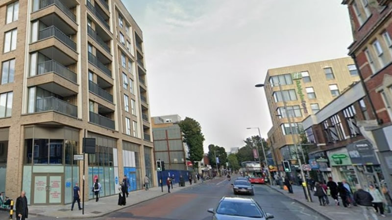 Batı Ealing’de Apartmandan Düşen Kadın Hayatını Kaybetti