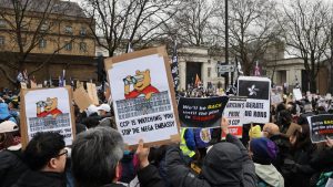 Londra’da Çin’in Mega Büyükelçiliğine Karşı Büyük Protesto