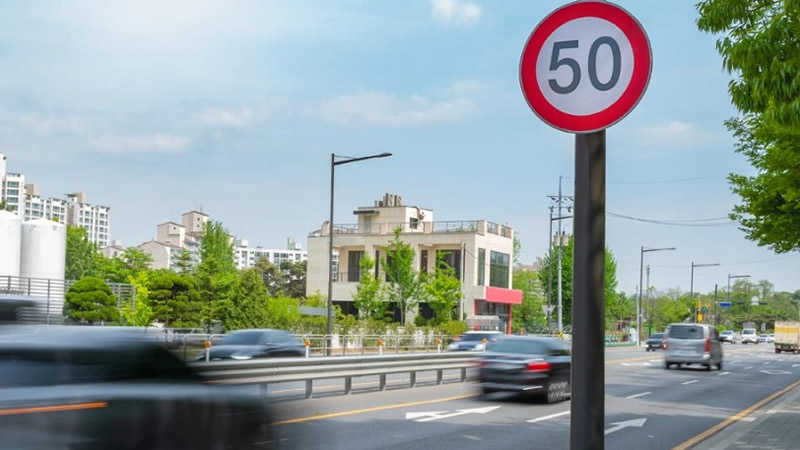 Güney Londra’da Yanlış Hız Tabelaları Nedeniyle Binlerce Sürücü Ceza Aldı