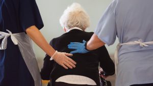 İngiltere’de Göçmen Bakım İşçileri Ağır Sömürüye Maruz Kalıyor