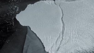 Dünyanın En Büyük Buzdağı İngiltere’ye Bağlı Adanın Yakınında Karaya Oturdu