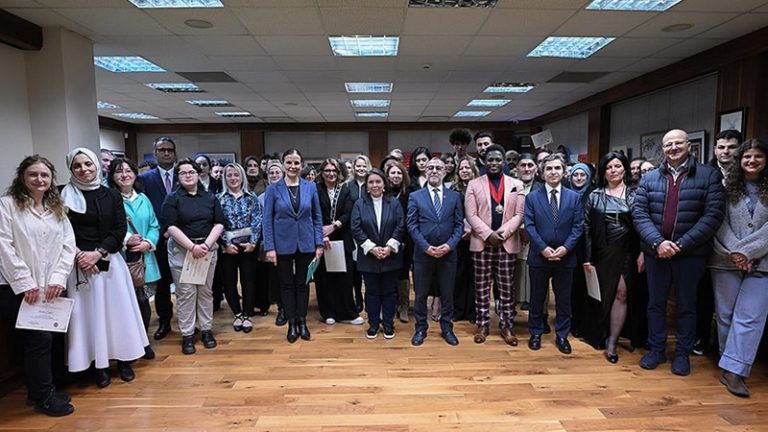 Londra’da 7. Türk Toplumu Sanat Sergisi Ziyarete Açıldı