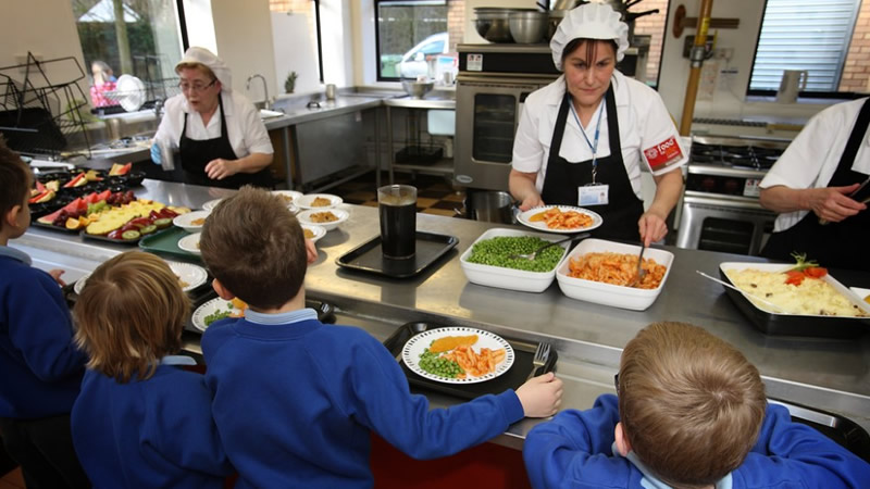 İngiltere’de 500 Bin Çocuğa Daha Ücretsiz Okul Yemeği Hakkı Geliyor