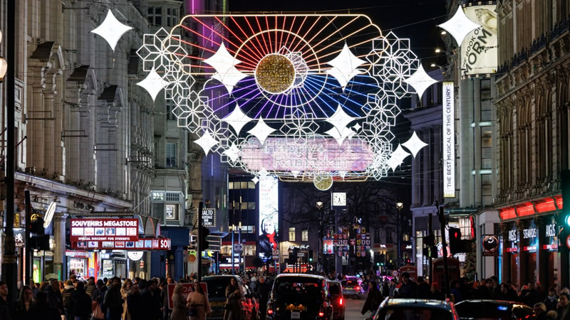 Londra’da Ramazan Işıkları: Piccadilly Circus’ta Üçüncü Yılında Geleneksel Aydınlatma